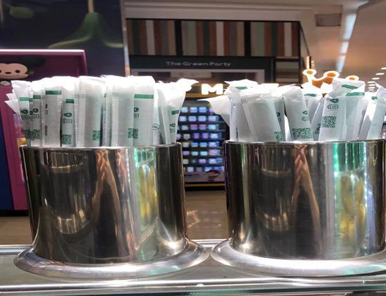 饮品店免费提供一次性塑料吸管被罚万元 深圳开出 新固废法 首张罚单